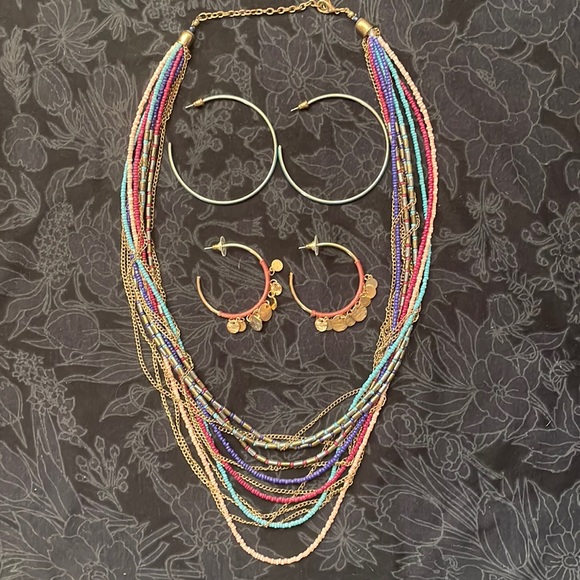 3 pieces of golden costume jewelry: 2 pairs of earrings + a bead/chain necklace. - Picture 1 of 12